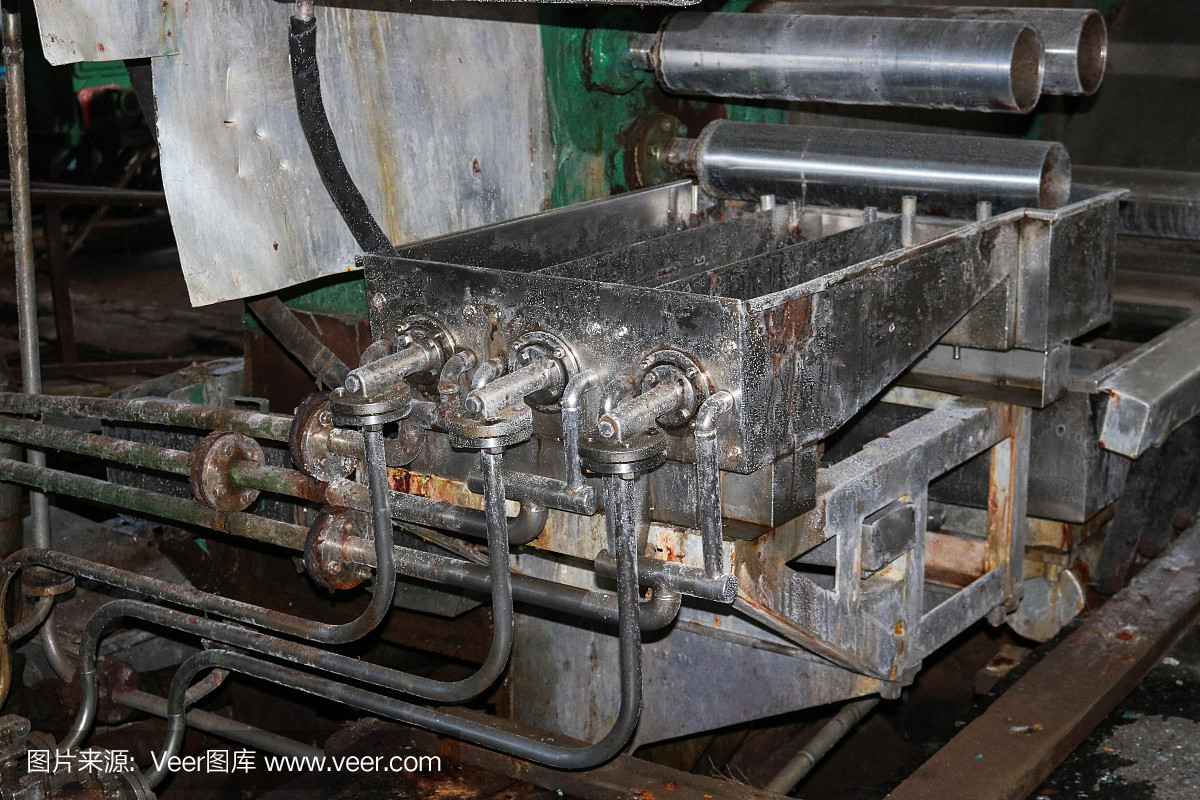 該設備是在一個工業(yè)化工石化機械制造精煉廠的車間用不銹鋼打開的,有設備管道和法蘭